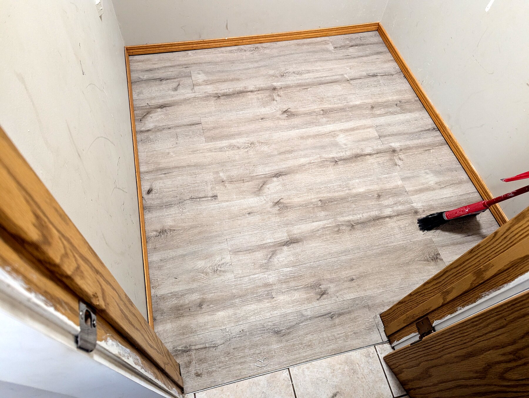 Floor tile installation with spacers and clips